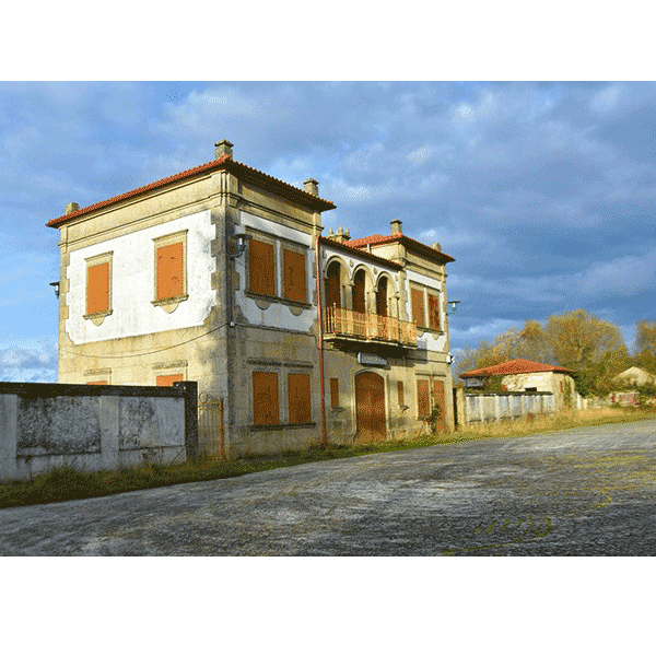 Ruinas de estación de ferrocarril A Bandeira en Silleda