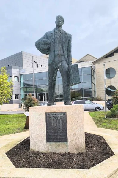 Monumento á emigración en Vimianzo