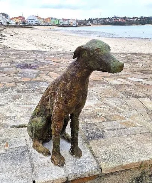 Escultura del perro en Ares